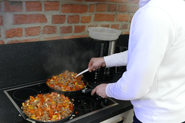 Die Auszubildende kochen gemeinsam